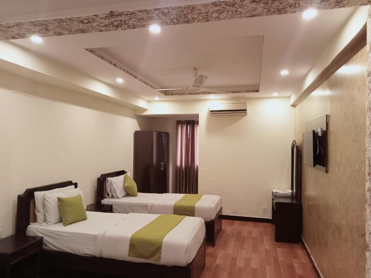 National Hotel Lahore Esterno foto