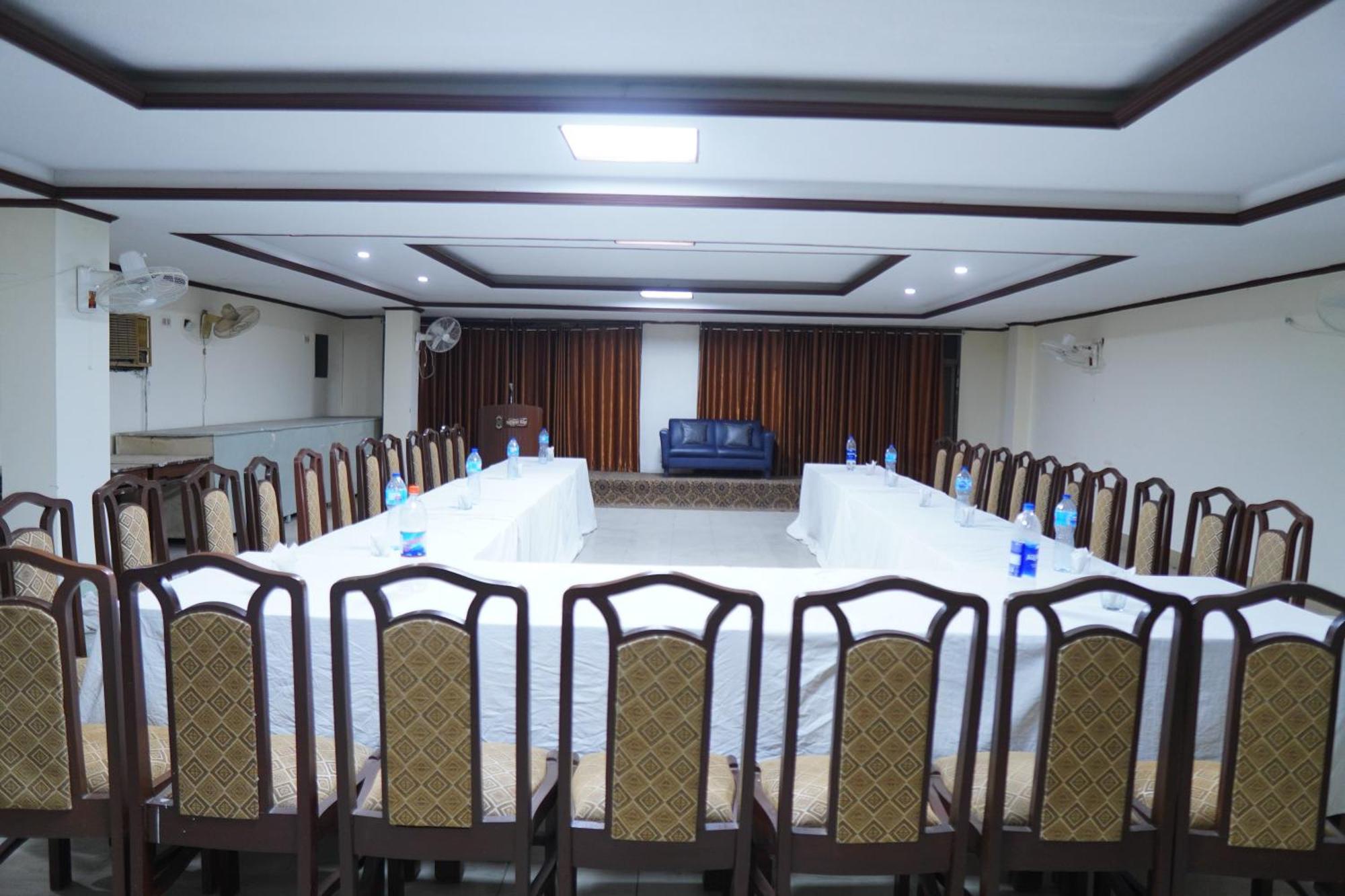 National Hotel Lahore Esterno foto