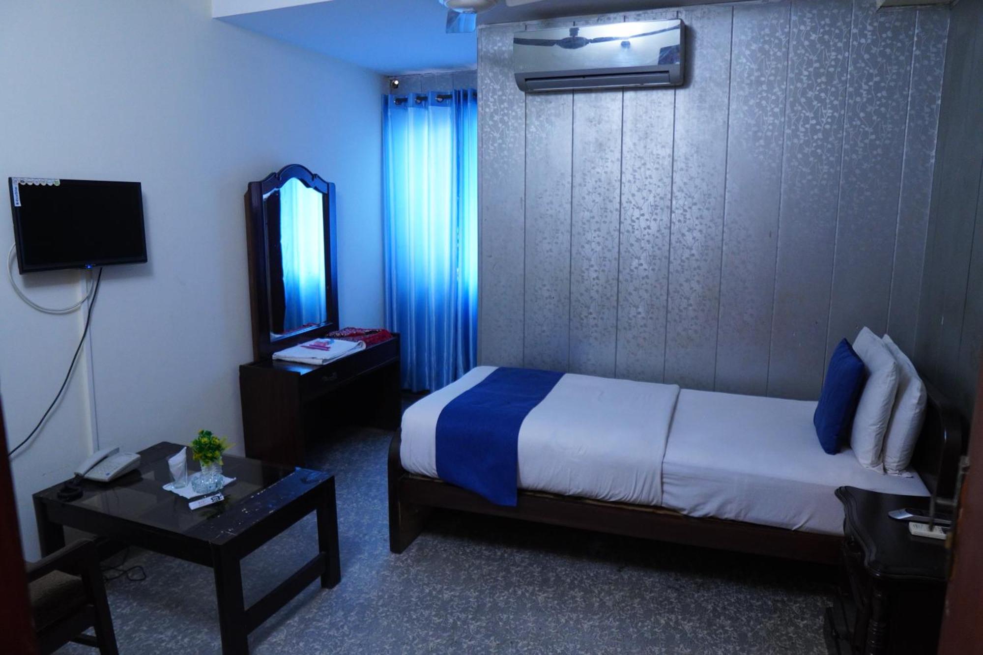 National Hotel Lahore Esterno foto
