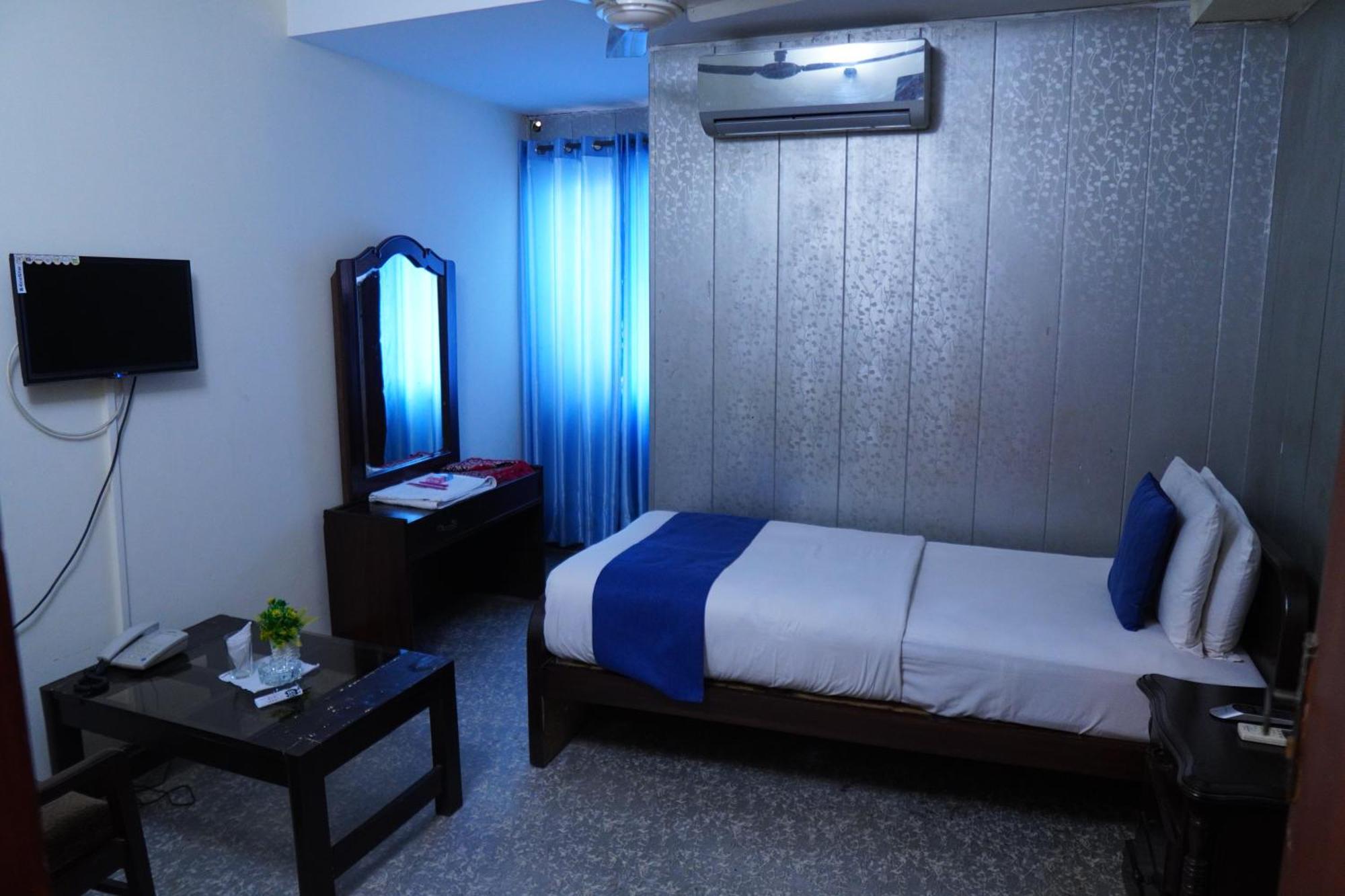 National Hotel Lahore Esterno foto